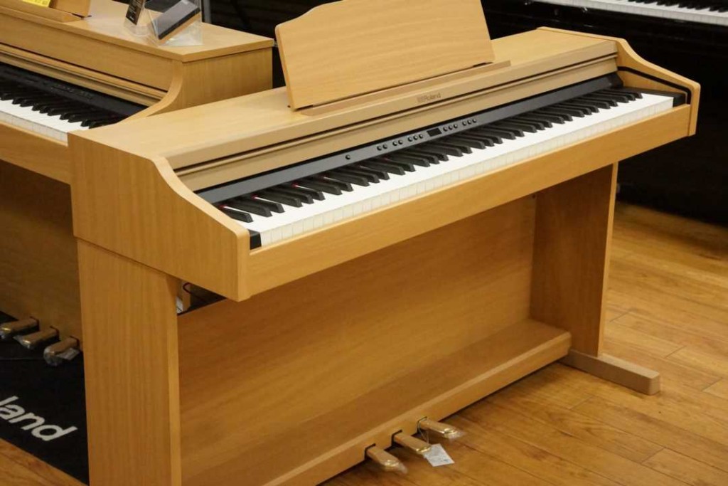 電子ピアノ】 Roland RP501 入荷しました！ - ピアノ専門店